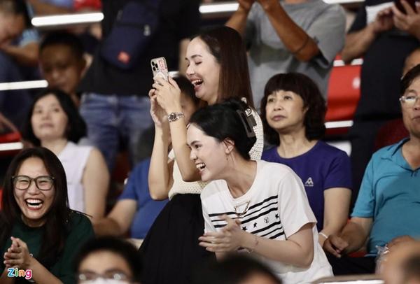 Bạn gái Văn Lâm, vợ Duy Mạnh đến cổ vũ tuyển Việt Nam-2