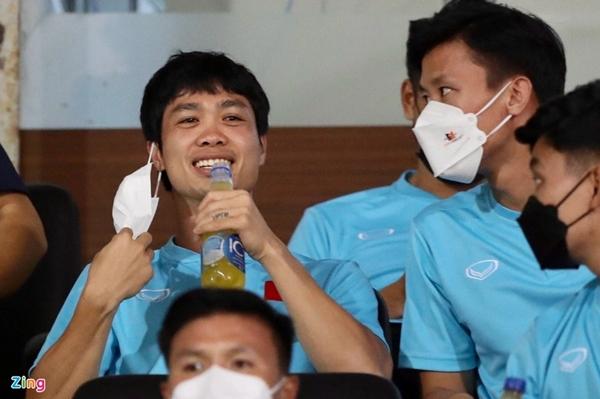 Bạn gái Văn Lâm, vợ Duy Mạnh đến cổ vũ tuyển Việt Nam-6