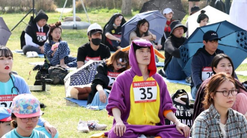 Hài hước cuộc thi ngồi đờ đẫn, nhìn vào hư không ở Hàn Quốc-1