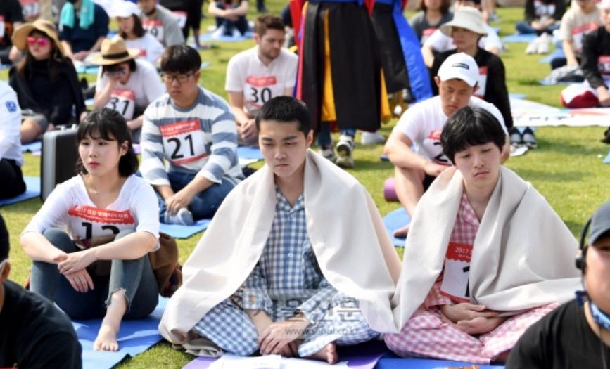 Hài hước cuộc thi ngồi đờ đẫn, nhìn vào hư không ở Hàn Quốc-3