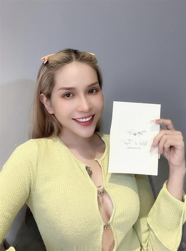 Khoe thiệp cưới Liêu Hà Trinh, Khả Như bị đồng nghiệp vặn-1