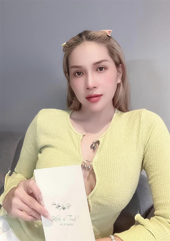 Khoe thiệp cưới Liêu Hà Trinh, Khả Như bị đồng nghiệp vặn-2