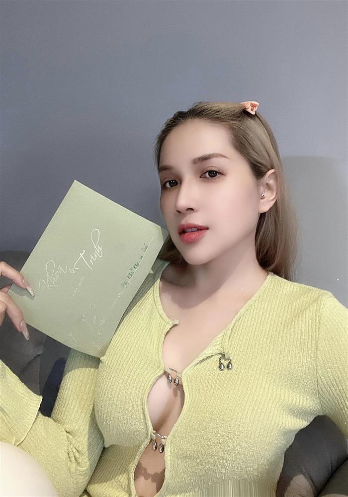 Khoe thiệp cưới Liêu Hà Trinh, Khả Như bị đồng nghiệp vặn-3