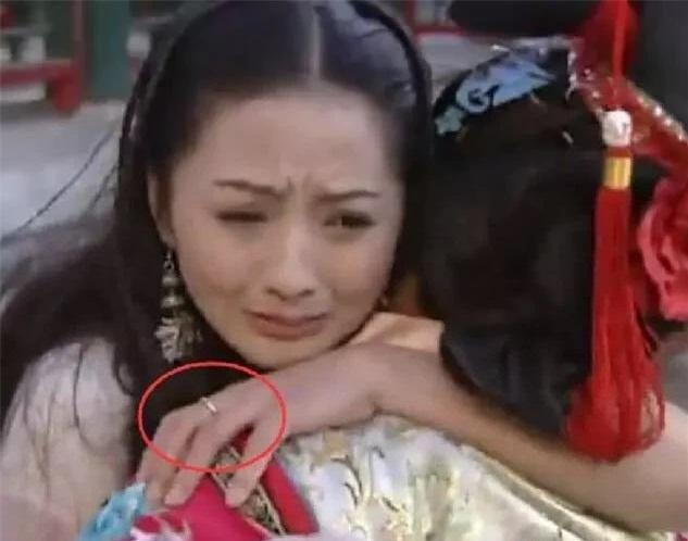 Sạn to đùng ít ai phát hiện ra trong Hoàn Châu Cách Cách hơn 2 thập kỷ qua-1