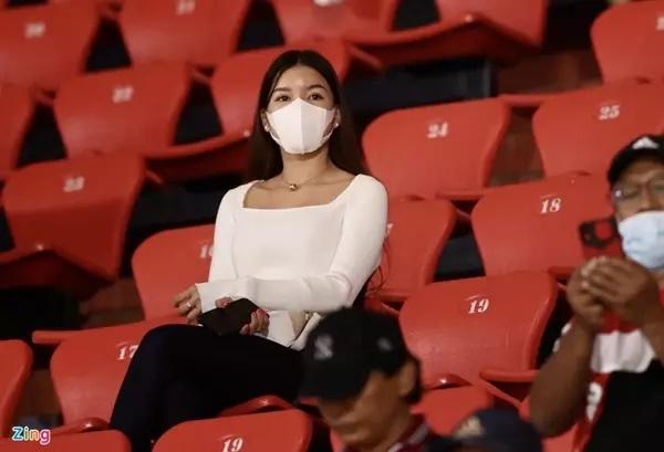 Bạn gái Quang Hải bị soi nhan sắc trên sân Thống Nhất-2