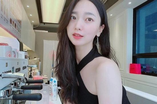 Ca sĩ Hàn Quốc bị chồng kiện vì ngoại tình