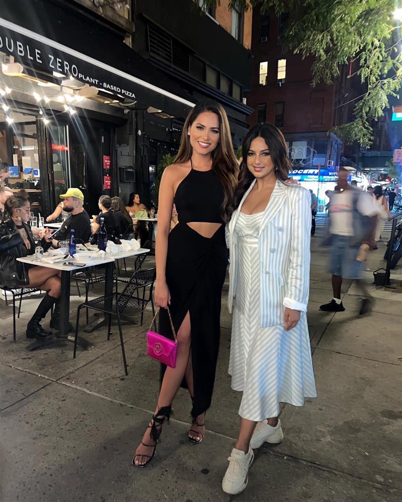 Miss Universe 2021 hóa tí hon khi đứng bên cạnh hoa hậu tiền nhiệm-1