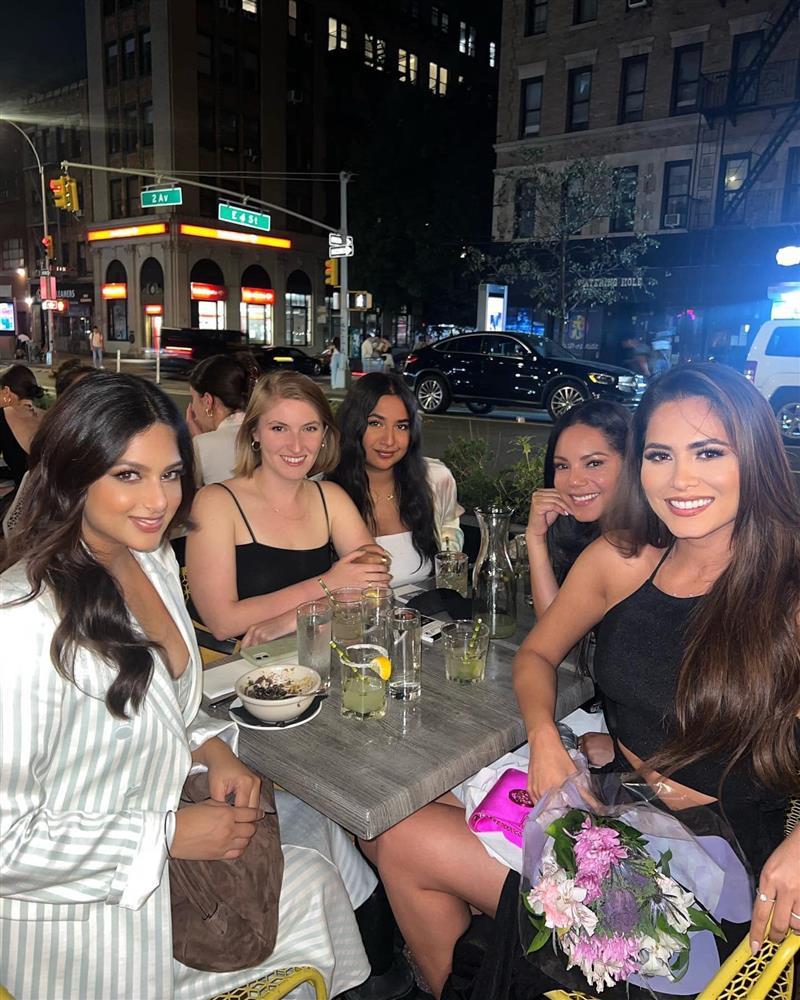 Miss Universe 2021 hóa tí hon khi đứng bên cạnh hoa hậu tiền nhiệm-2