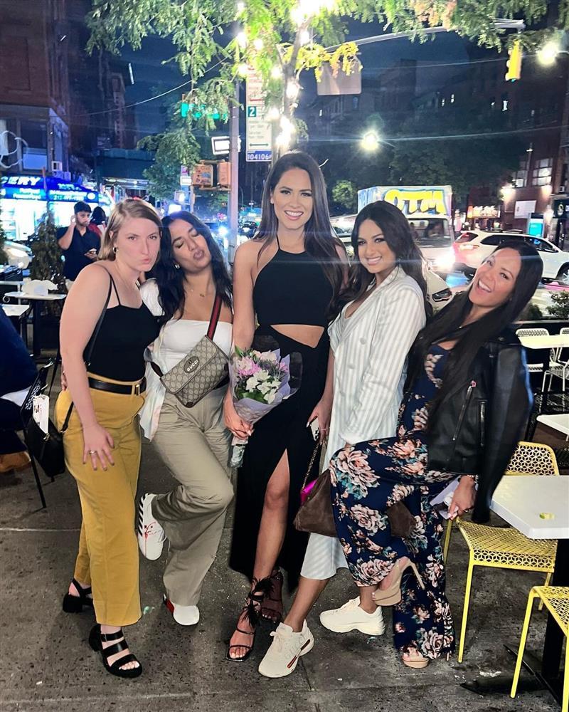 Miss Universe 2021 hóa tí hon khi đứng bên cạnh hoa hậu tiền nhiệm-3