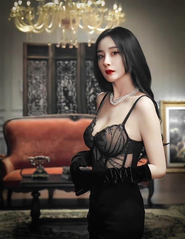 Ngoài đóng phim, Dương Mịch còn là đại sứ thương hiệu cho khu vực châu Á của Victoria's Secret cùng hai đồng nghiệp khác là Châu Đông Vũ và Hà Tuệ.