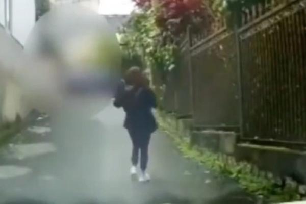 Clip: Tiktoker hiền lành ít nói chửi tài xế lớn tuổi nghe phát hoảng-2