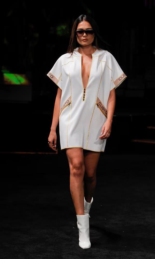 Miss Universe 2021 hóa tí hon khi đứng bên cạnh hoa hậu tiền nhiệm-5