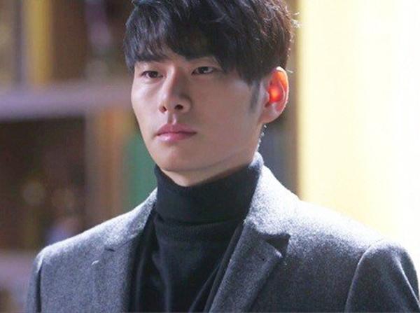 Tài tử Hậu Duệ Mặt Trời sau 6 năm: Từ vai phụ nhỏ bé đến sự nghiệp tỏa sáng-2