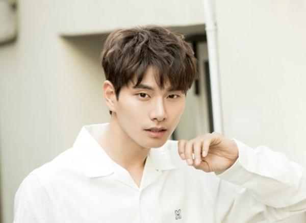 Tài tử Hậu Duệ Mặt Trời sau 6 năm: Từ vai phụ nhỏ bé đến sự nghiệp tỏa sáng-11