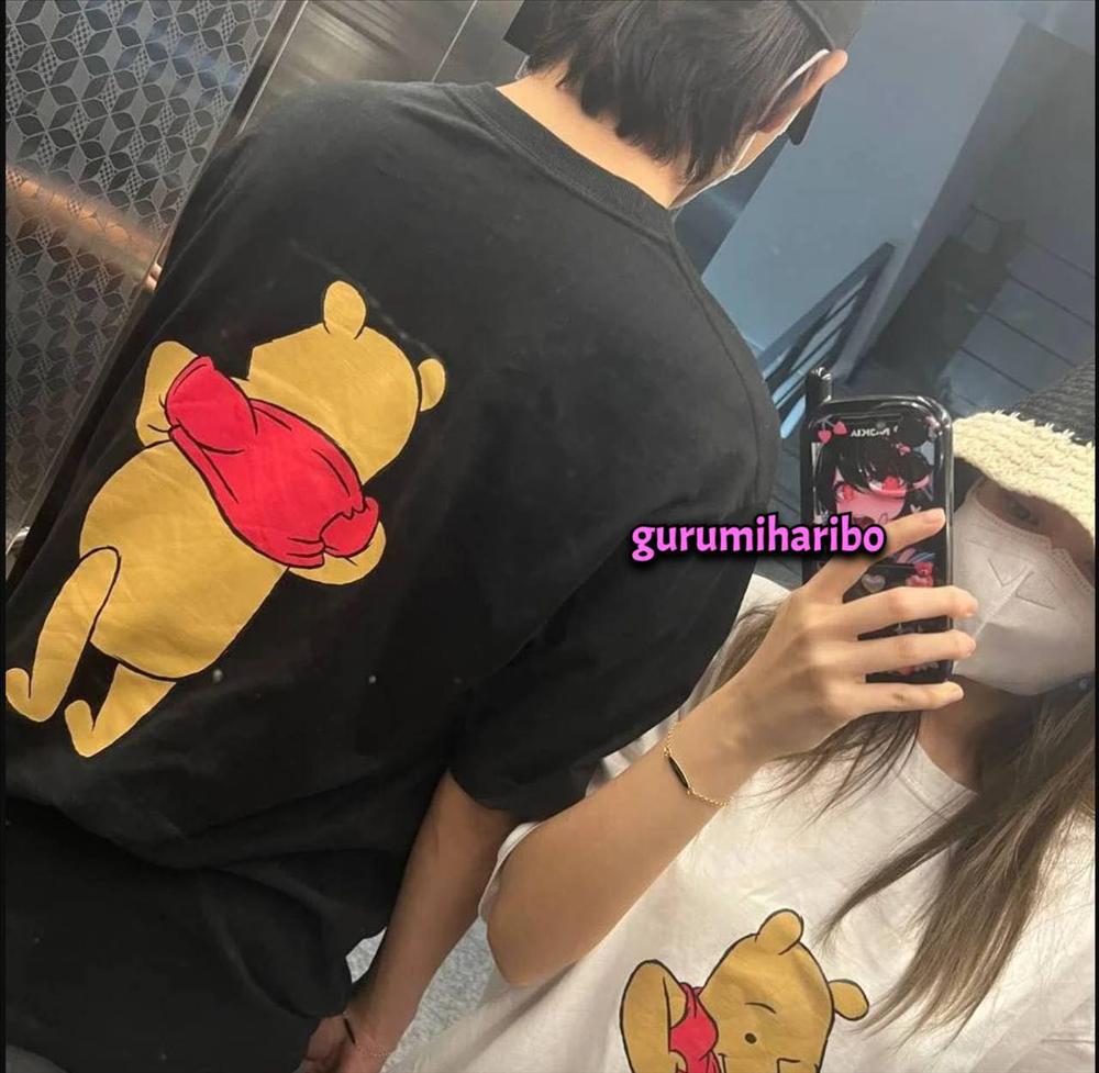 V đeo vòng đôi tình yêu với Jennie đi khắp sự kiện trong ảnh leak mới-1