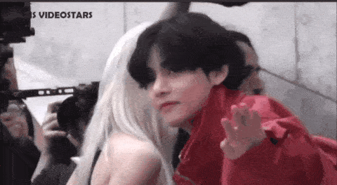 V đeo vòng đôi tình yêu với Jennie đi khắp sự kiện trong ảnh leak mới-5