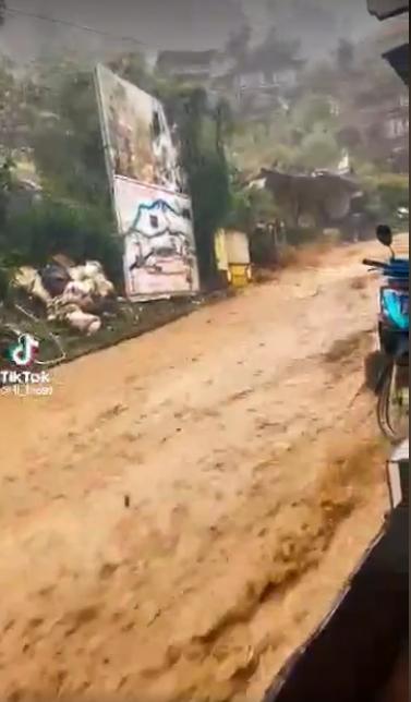 Diện đồ đẹp đi chụp ảnh Sapa, cô gái khóc ròng vì lũ quét trôi xe-2