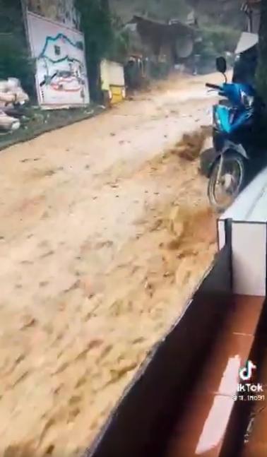 Diện đồ đẹp đi chụp ảnh Sapa, cô gái khóc ròng vì lũ quét trôi xe-3