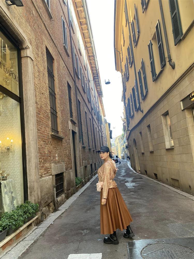 Diva Thanh Lam tạo dáng nhí nhố cạnh hôn phu bác sĩ khi vi vu châu Âu-3