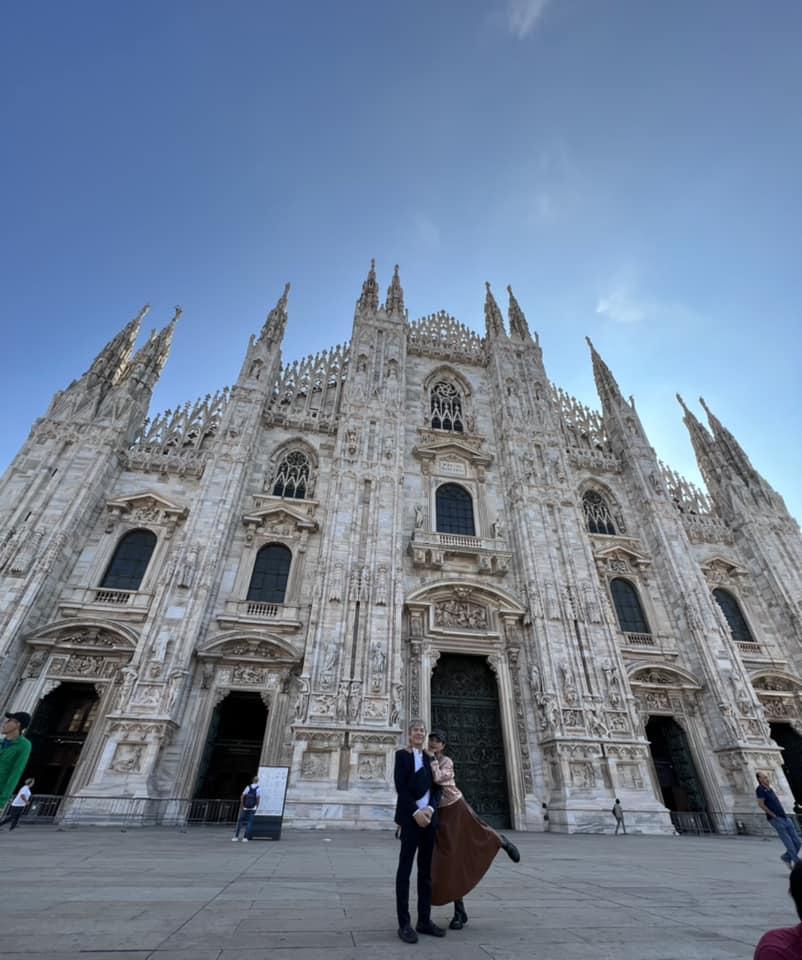 Diva Thanh Lam tạo dáng nhí nhố cạnh hôn phu bác sĩ khi vi vu châu Âu-4