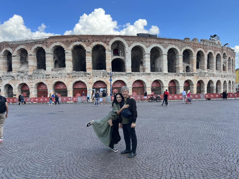 Diva Thanh Lam tạo dáng nhí nhố cạnh hôn phu bác sĩ khi vi vu châu Âu-8