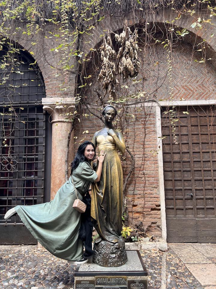 Diva Thanh Lam tạo dáng nhí nhố cạnh hôn phu bác sĩ khi vi vu châu Âu-9