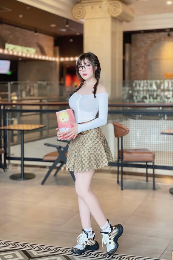 Đi xem phim, Âu Hà My diện đồ như nữ sinh-1