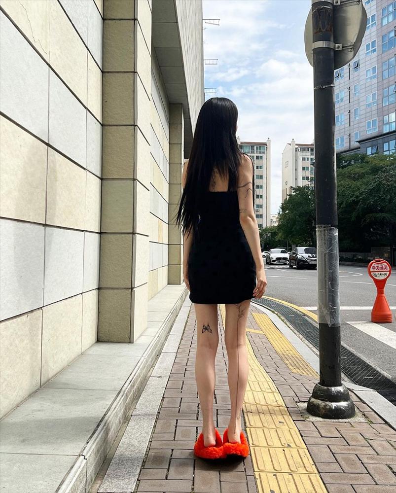 Idol nữ từng top 1 BXH đẹp nhất thế giới xăm trổ đầy mình-5