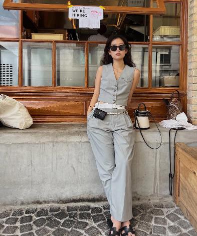 Jisoo, Jennie lăng xê mốt áo ghi-lê khoe style cá tính-7