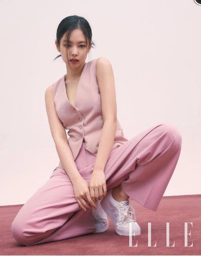 Jisoo, Jennie lăng xê mốt áo ghi-lê khoe style cá tính-2