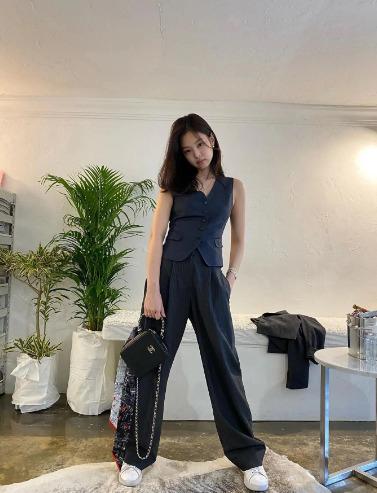 Jisoo, Jennie lăng xê mốt áo ghi-lê khoe style cá tính-3
