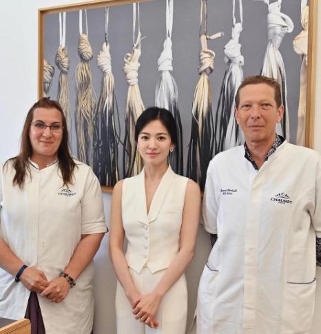 Jisoo, Jennie lăng xê mốt áo ghi-lê khoe style cá tính-4