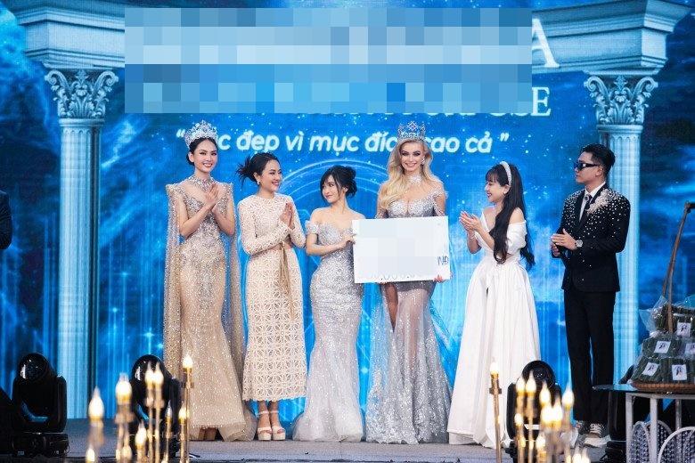 Khoảnh khắc vợ hai Minh Nhựa lọt thỏm, bé tí giữa hai nàng hậu-3