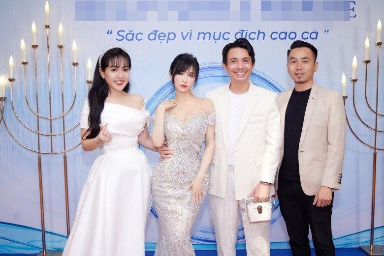 Khoảnh khắc vợ hai Minh Nhựa lọt thỏm, bé tí giữa hai nàng hậu-6