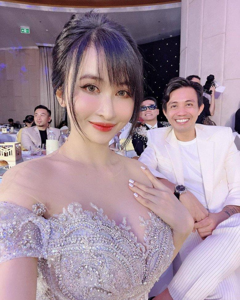 Khoảnh khắc vợ hai Minh Nhựa lọt thỏm, bé tí giữa hai nàng hậu-1