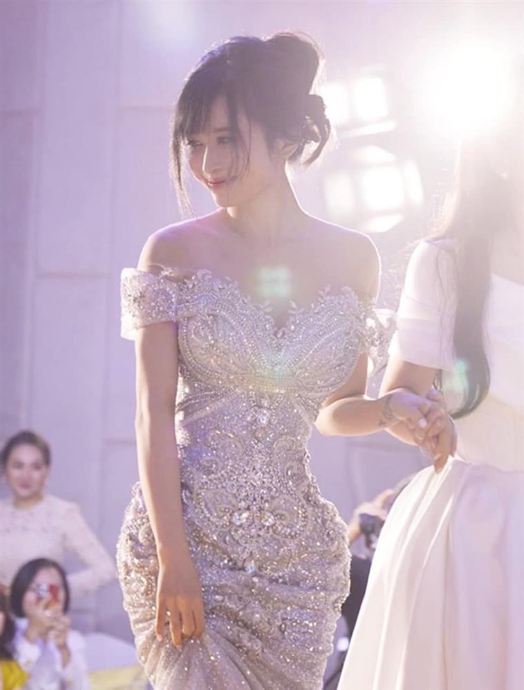 Khoảnh khắc vợ hai Minh Nhựa lọt thỏm, bé tí giữa hai nàng hậu-2