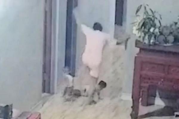 Clip: Phẫn nộ bé trai bị mẹ đạp gãy chân, nói dối ngã ở nhà tắm-1