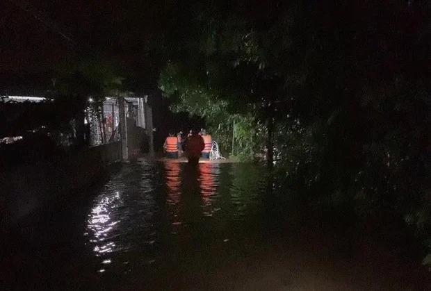 Nước lũ tràn về giữa đêm, nhiều hộ dân bị mắc kẹt-1