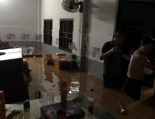 Nước lũ tràn về giữa đêm, nhiều hộ dân bị mắc kẹt-2