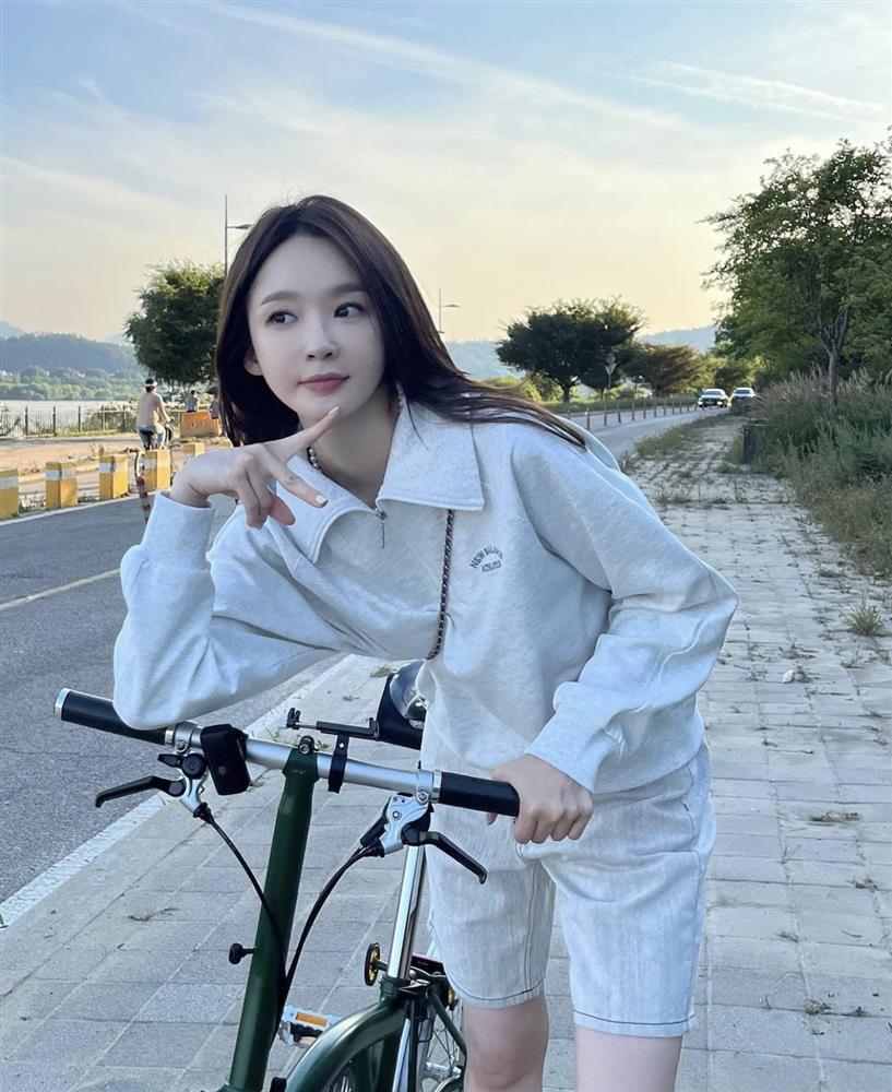 Tips diện áo nỉ từ cá tính đến ngọt ngào cho ngày se lạnh-1