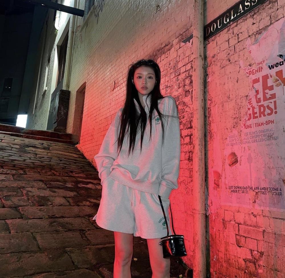 Tips diện áo nỉ từ cá tính đến ngọt ngào cho ngày se lạnh-6