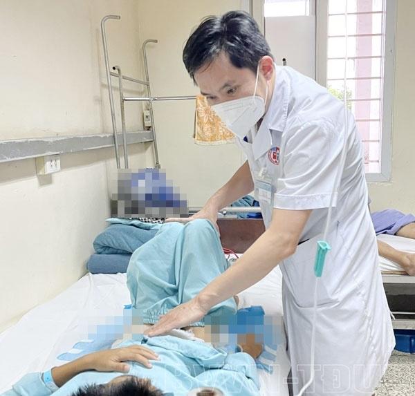 Bé trai bị thanh sắt đâm xuyên hậu môn từ trò đùa của bạn-2