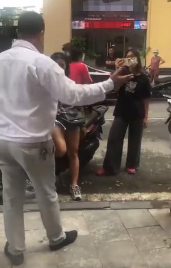 Cho thú cưng xả bừa bãi, cô gái còn đốp chát chửi người nhắc-2