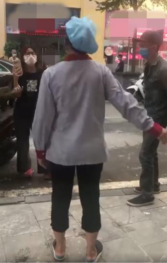 Cho thú cưng xả bừa bãi, cô gái còn đốp chát chửi người nhắc-5