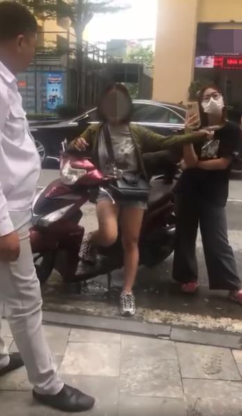 Cho thú cưng xả bừa bãi, cô gái còn đốp chát chửi người nhắc-4