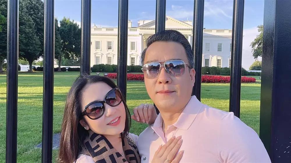 Vợ trẻ mừng sinh nhật vua cá Koi, lời lẽ ngọt như mía lùi-7