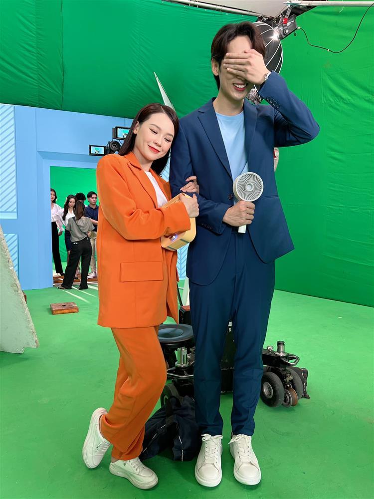 Sam nhỏ bé bên đồng nghiệp, Lan Ngọc 1m64 vượt dễ dàng-2