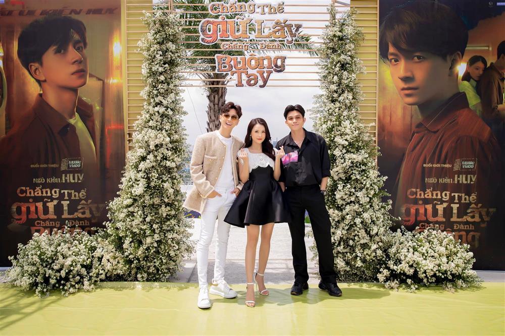 Sam nhỏ bé bên đồng nghiệp, Lan Ngọc 1m64 vượt dễ dàng-4