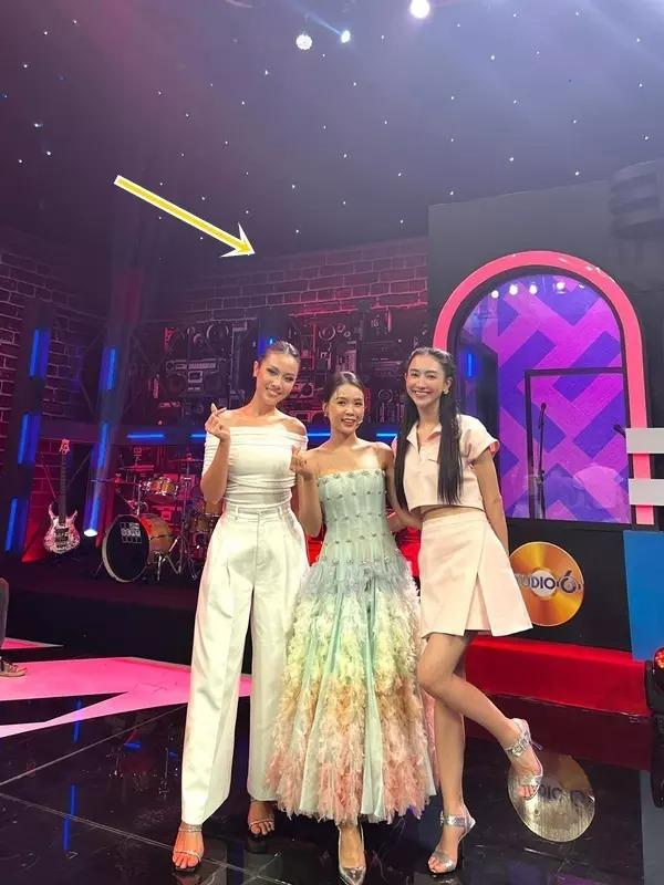 Sam nhỏ bé bên đồng nghiệp, Lan Ngọc 1m64 vượt dễ dàng-9