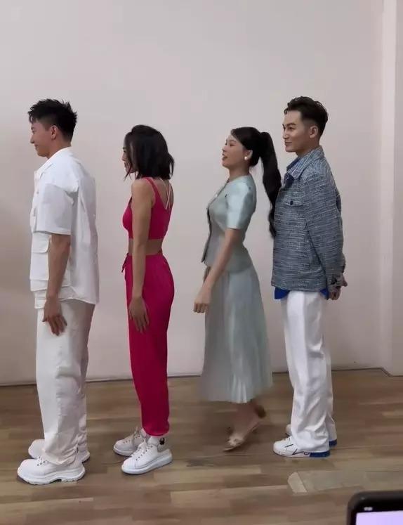 Sam nhỏ bé bên đồng nghiệp, Lan Ngọc 1m64 vượt dễ dàng-13